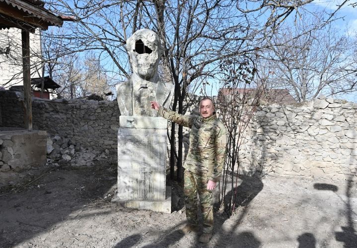 Президент Ильхам Алиев и члены его семьи посетили в Шуше здание ИВ, родник Натаван, дом-музей Бюльбюля