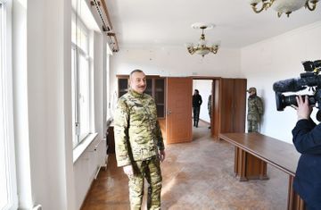 Президент Ильхам Алиев и члены его семьи посетили в Шуше здание ИВ, родник Натаван, дом-музей Бюльбюля
