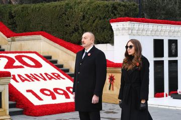 Президент Ильхам Алиев посетил Аллею шехидов