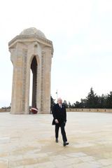 Президент Ильхам Алиев посетил Аллею шехидов