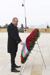 Президент Ильхам Алиев посетил Аллею шехидов