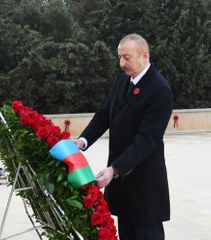 Президент Ильхам Алиев посетил Аллею шехидов