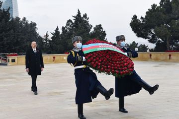Президент Ильхам Алиев посетил Аллею шехидов