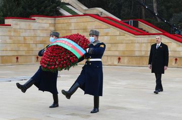 Президент Ильхам Алиев посетил Аллею шехидов