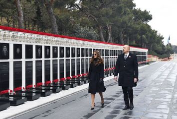 Президент Ильхам Алиев посетил Аллею шехидов