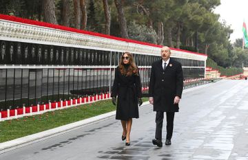 Президент Ильхам Алиев посетил Аллею шехидов