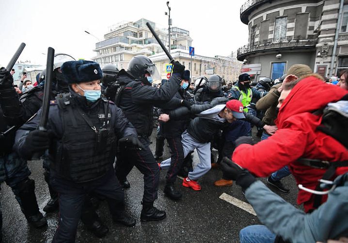 На незаконных акциях в России задержали около 300 подростков