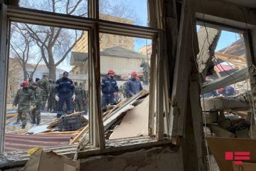 МЧС: Есть вероятность того, что под завалами дома в Хырдалане остались люди