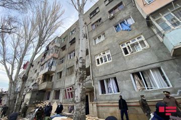МЧС: Есть вероятность того, что под завалами дома в Хырдалане остались люди