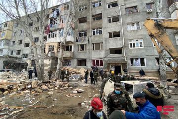 МЧС: Есть вероятность того, что под завалами дома в Хырдалане остались люди