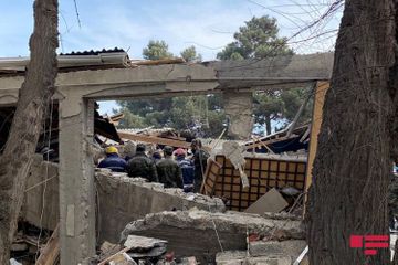 МЧС: Есть вероятность того, что под завалами дома в Хырдалане остались люди