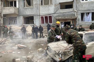 МЧС: Есть вероятность того, что под завалами дома в Хырдалане остались люди