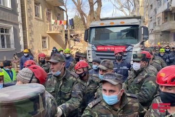 В Хырдалане из-под завалов дома, где произошел взрыв, найдено тело ребенка, поисково-спасательная операция завершена - ВИДЕО