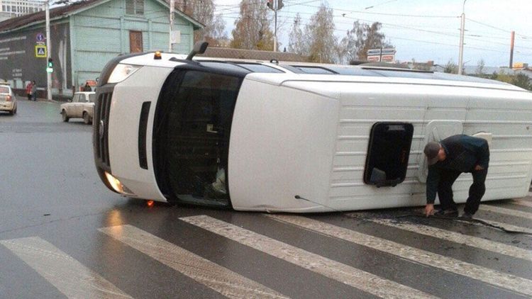 В Японии школьный автобус попал в ДТП