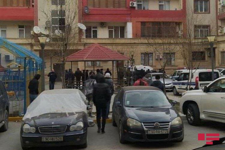 В Хырдалане парень бросился со здания