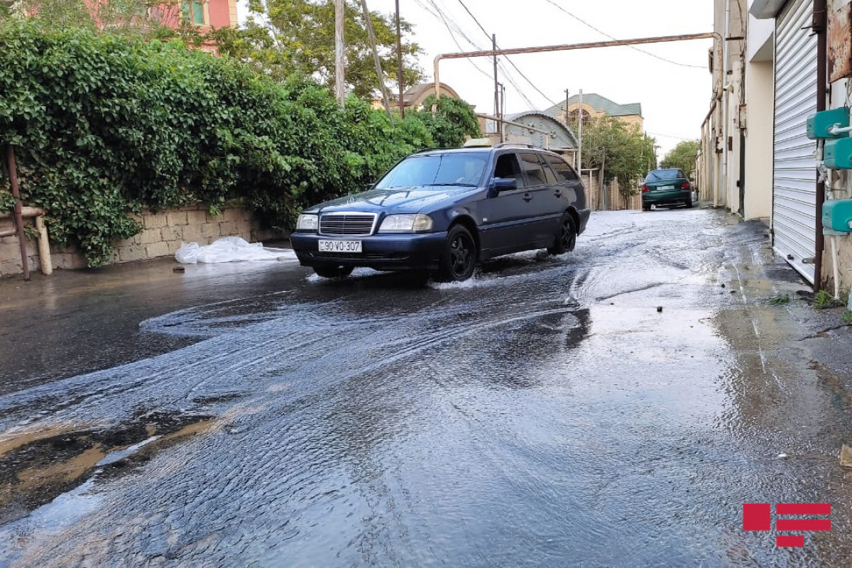 В Бадамдаре лопнула водопроводная труба, дворы и маркет затопило водой - ФОТО - ВИДЕО 