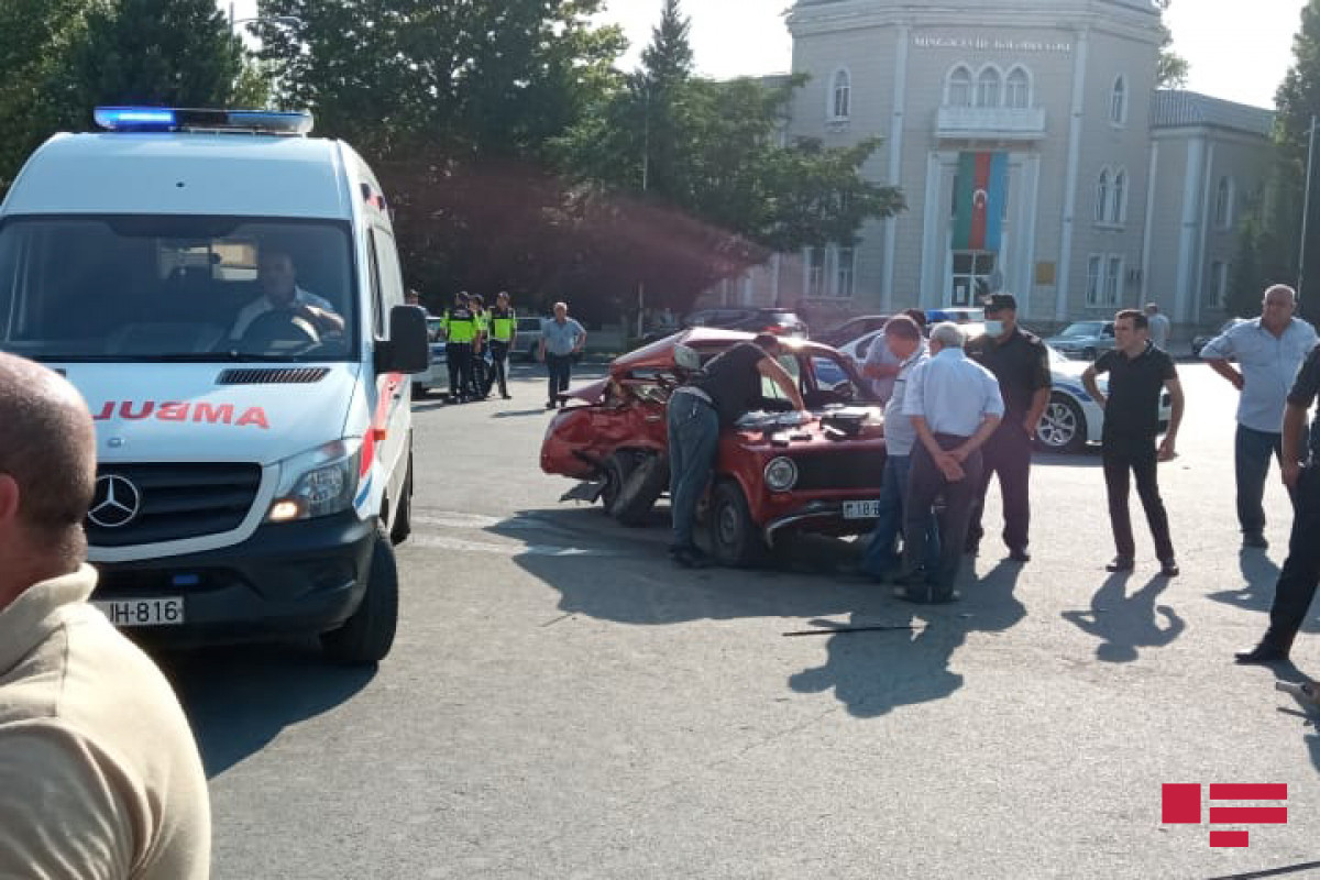 В цепной аварии в Мингячевире пострадали 4 человека