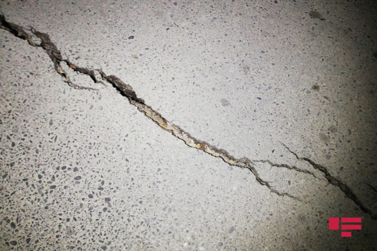 В Сумгайыте на дороге образовались крупные трещины-ВИДЕО 