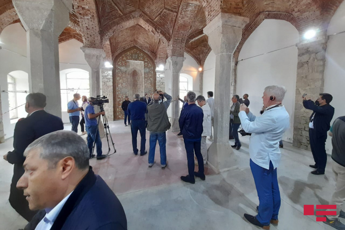 Иностранные дипломаты в мечети Саатлы в Шуше