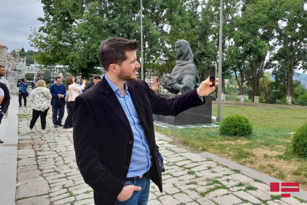 Иностранные дипломаты осмотрели в Шуше «обстрелянные памятники» Узеиру Гаджибейли, Натаван и Бюльбюлю