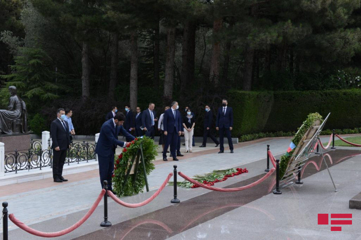 Каха Каладзе посетил Аллею почетного захоронения и Аллею шехидов-ФОТО 