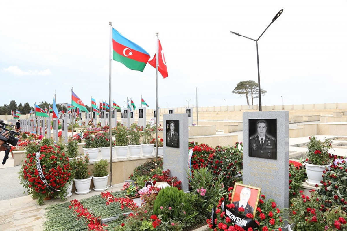 Председатель УМК и руководители религиозных конфессий посетили могилы Полада Гашимова и Ильгара Мирзоева