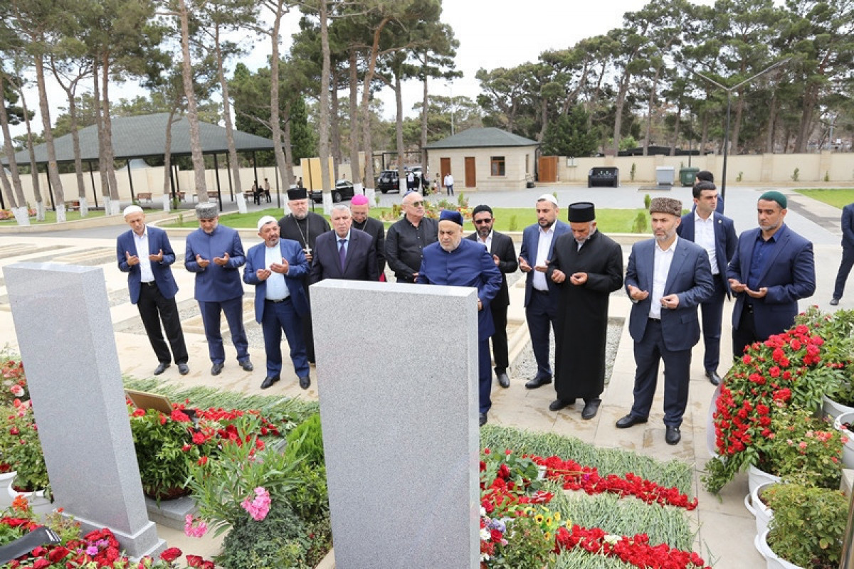 Председатель УМК и руководители религиозных конфессий посетили могилы Полада Гашимова и Ильгара Мирзоева