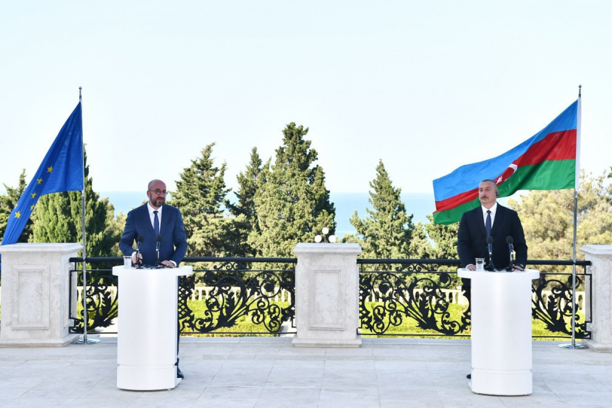 Президент Азербайджанской Республики Ильхам Алиев и президент Совета Европейского Союза Шарль Мишель