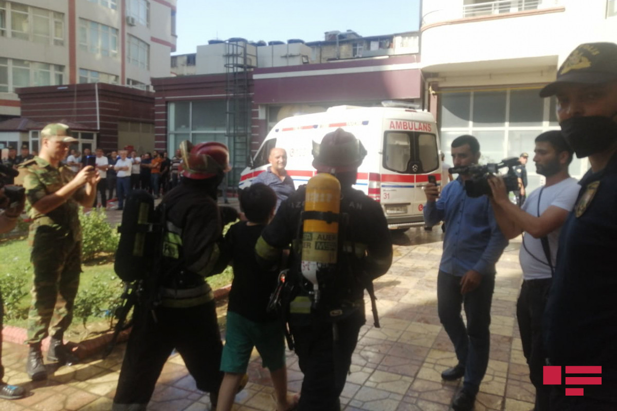 Пожар в здании ТЦ «Life Centre» в Баку