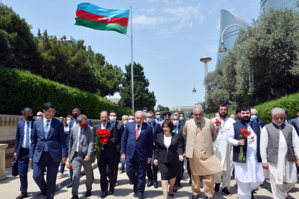 Председатели парламентов Азербайджана, Турции и Пакистана посетили Аллею почетного захоронения и Аллею шехидов