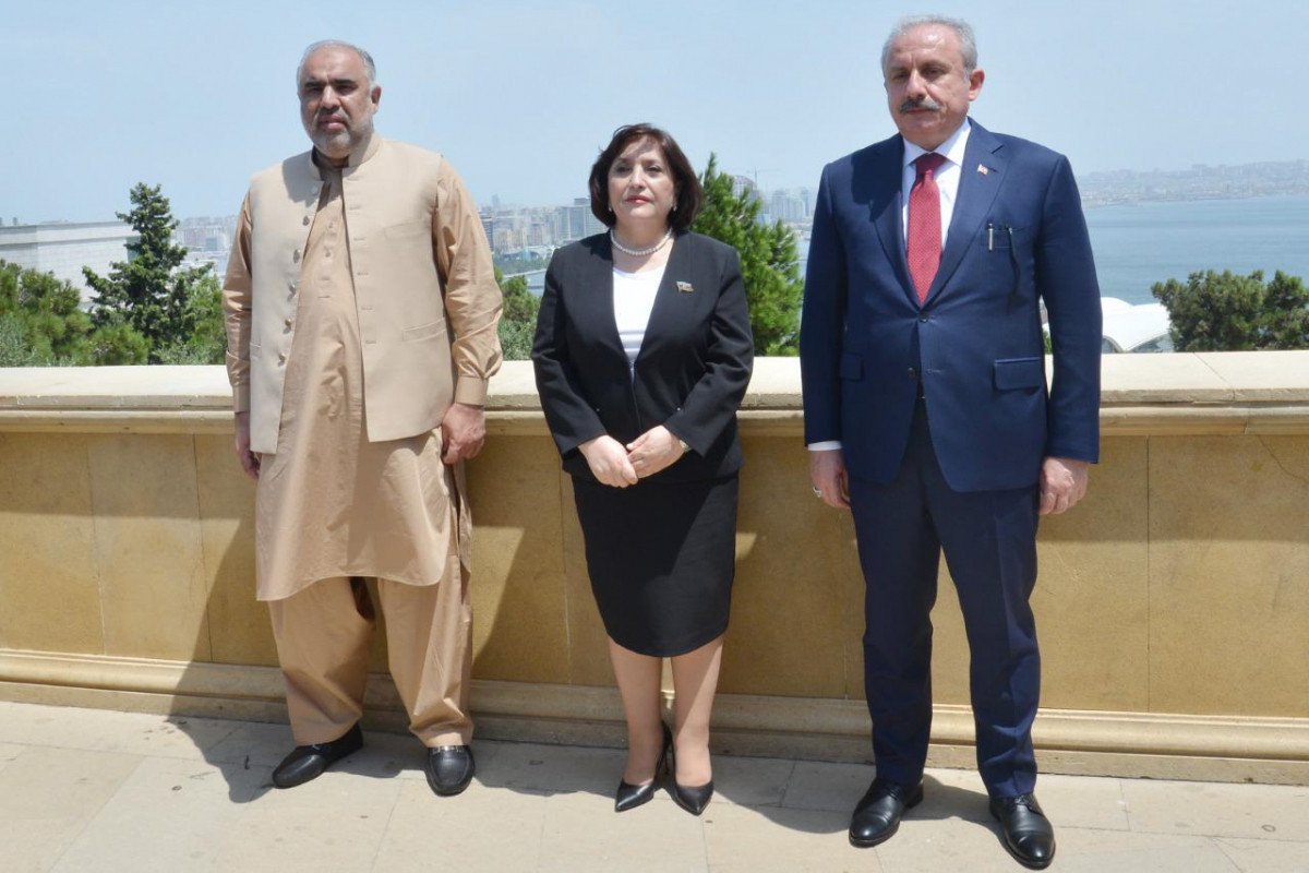 Председатели парламентов Азербайджана, Турции и Пакистана посетили Аллею почетного захоронения и Аллею шехидов