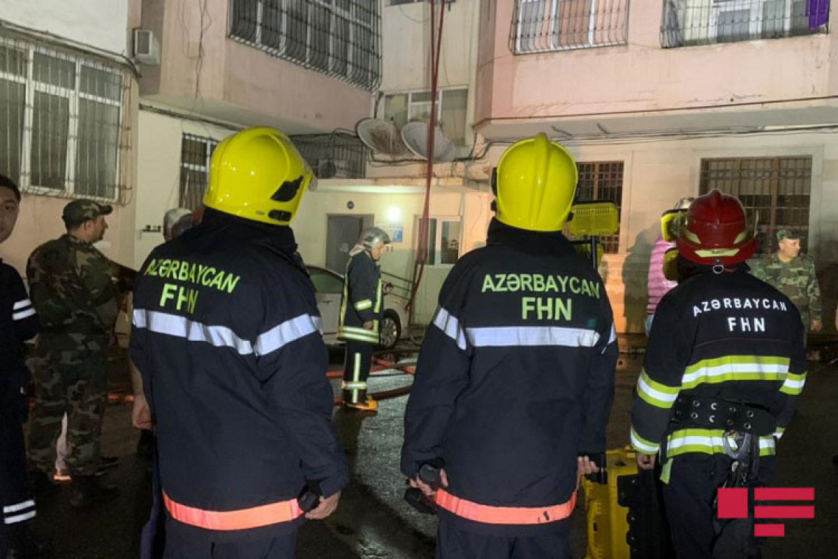 В Баку в многоэтажном здании произошел пожар-ВИДЕО 
