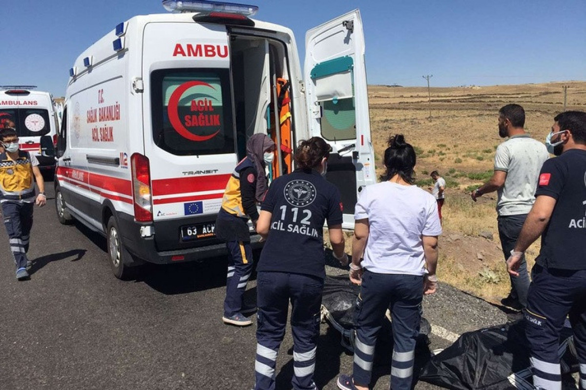 Автомобиль съехал с моста в Турции, погибли пять человек