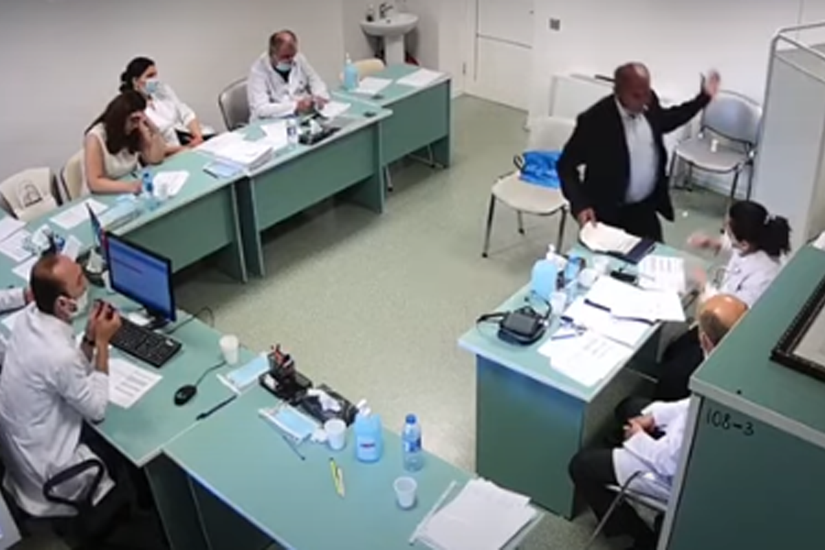 «Инвалид войны» избил врача-эксперта-ВИДЕО 