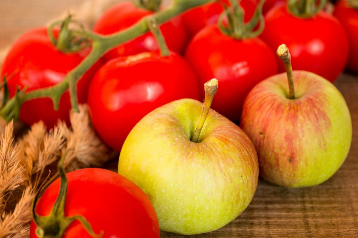 55 азербайджанским компаниям разрешили поставлять железнодорожными вагонами яблоки и томаты в Россию