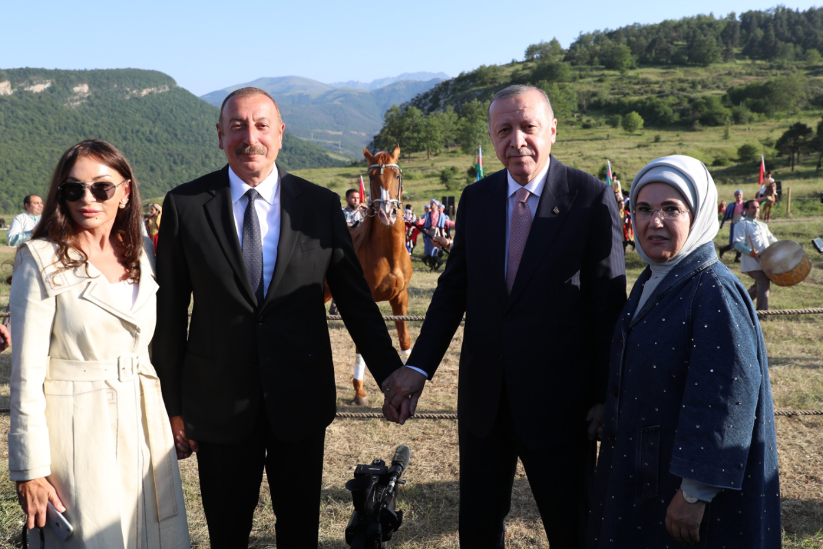 На Джыдыр дюзю Эрдогану подарили карабахского скакуна по кличке «Зефер» 