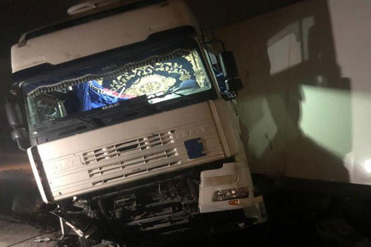 В Шаруре грузовик врезался в стену дома, погибли 3 человека