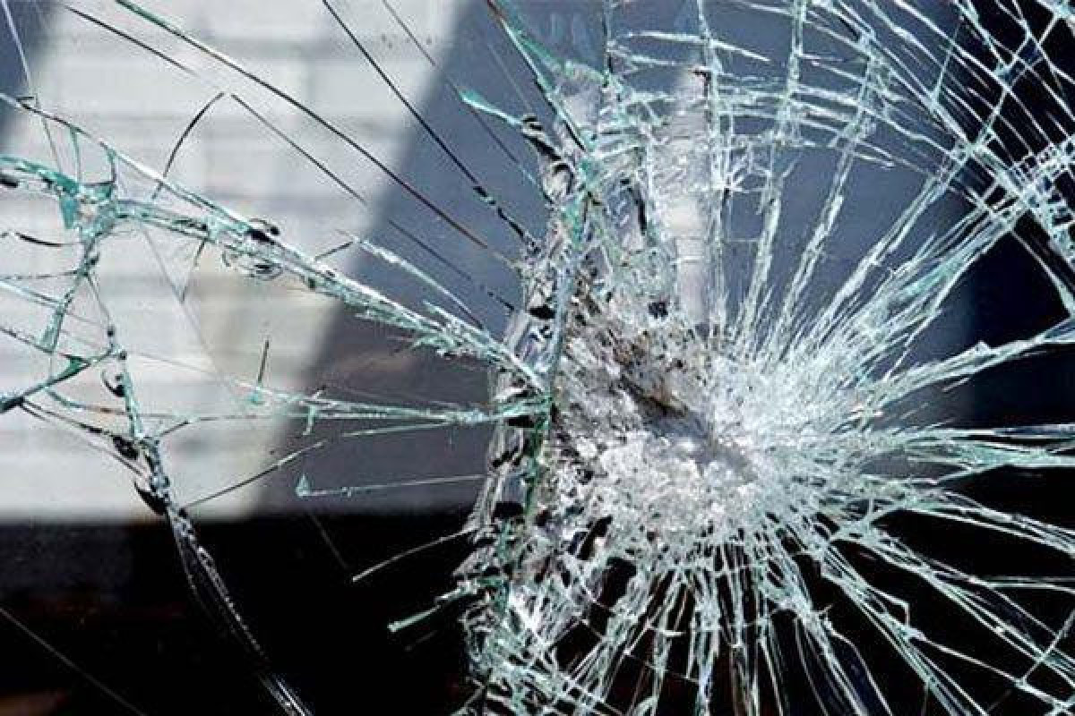 В Баку автобус столкнулся с легковым автомобилем, есть пострадавший