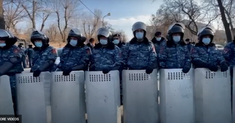 Армянская оппозиция проводит акцию протеста перед зданием парламента