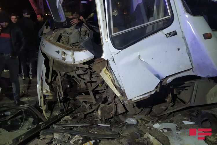 В Гяндже микроавтобус столкнулся с автомобилем, ранены 5 человек - ОБНОВЛЕНО - ФОТО