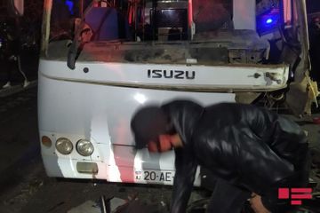 В Гяндже микроавтобус столкнулся с автомобилем, ранены 5 человек - ОБНОВЛЕНО - ФОТО