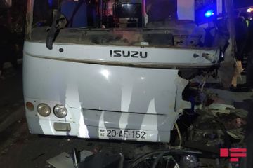 В Гяндже микроавтобус столкнулся с автомобилем, ранены 5 человек - ОБНОВЛЕНО - ФОТО