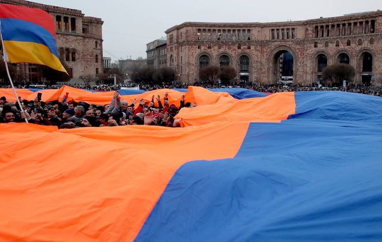 Участники оппозиционного митинга проводят шествие по улицам Еревана
