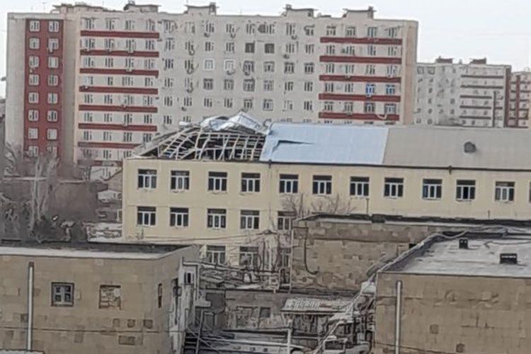 В Баку ветер снес часть крыши здания средней школы №319 – ФОТО 