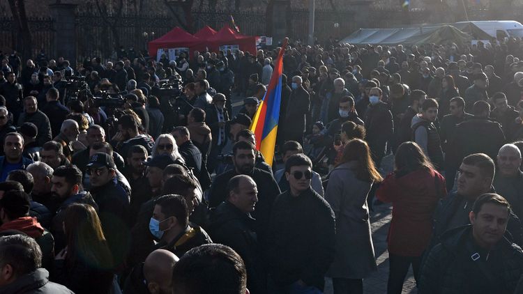 В Ереване полиция пытается взять в кольцо протестующих у парламента