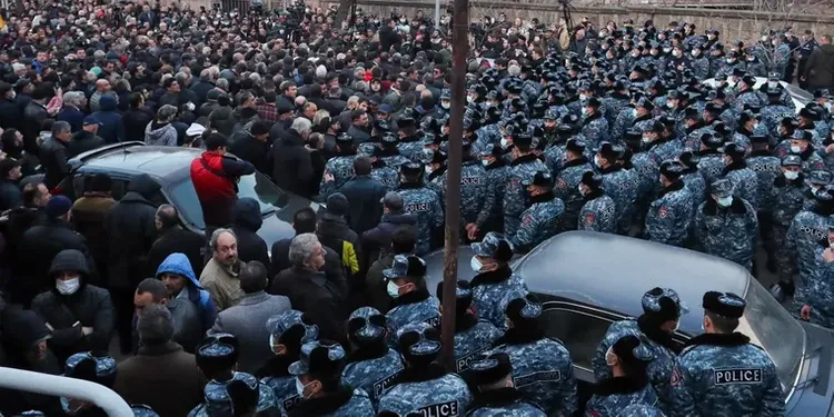 Армянская оппозиция продолжит блокаду парламента