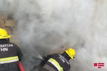 В Товузе мужчина поджег свой дом и дом сына