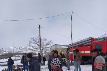 В Товузе мужчина поджег свой дом и дом сына