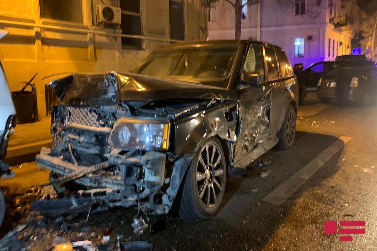 В центре Баку Range Rover протаранил пять автомобилей  - ФОТО