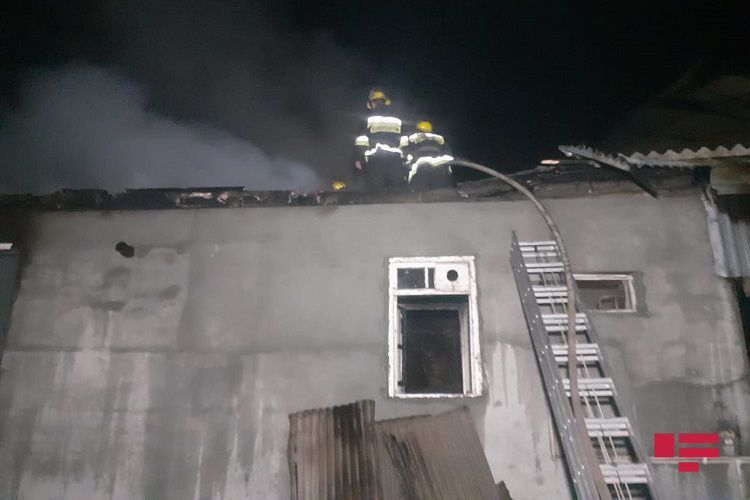 В Баку один человек погиб при пожаре в доме